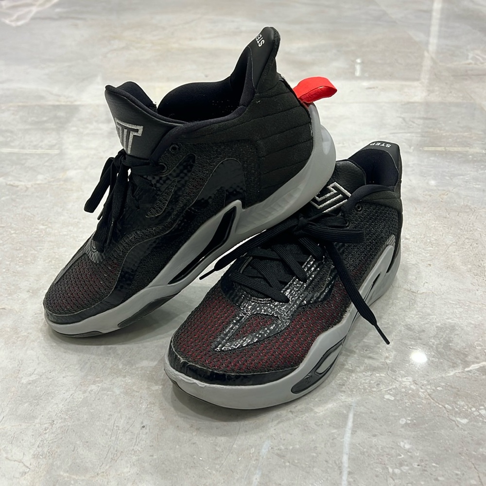 Indoor JT Basketball Shoes - Size 7Y